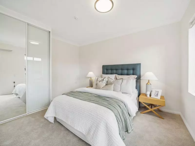 Light-filled apartment with a verdant view