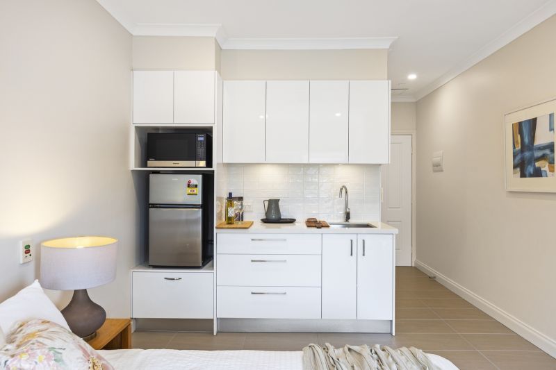 Delightful and freshly renovated studio apartment with services