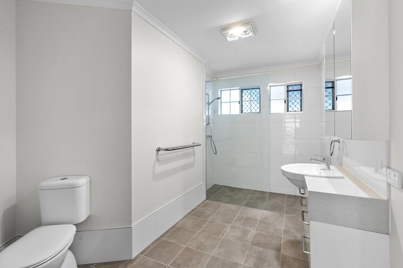 Affordable, Refurbished Villa With Bright Sunroom 