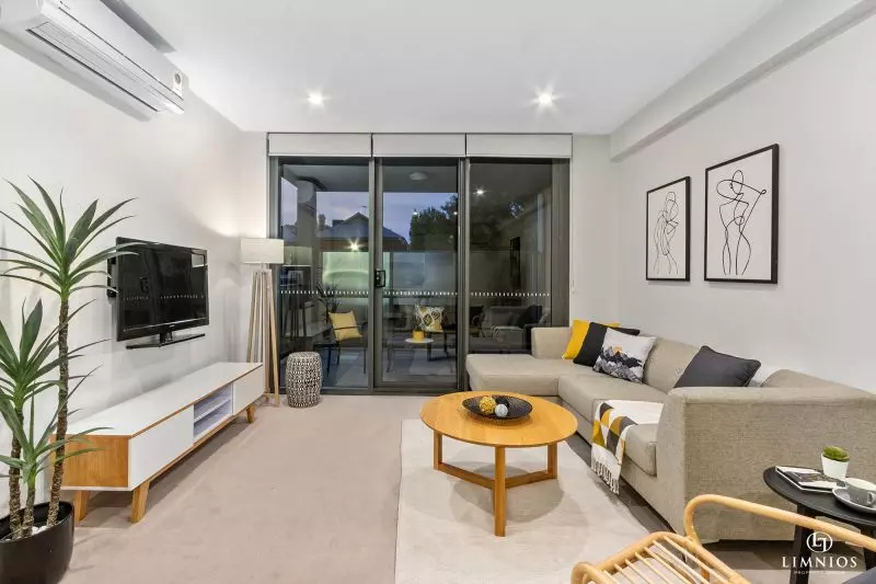 Resort Lifestyle On The City Fringe!