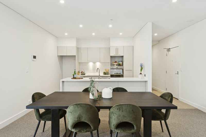 Stylish Space, Sunlit Private Balcony