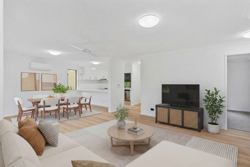 Large ground-floor 2-bedroom villa on corner