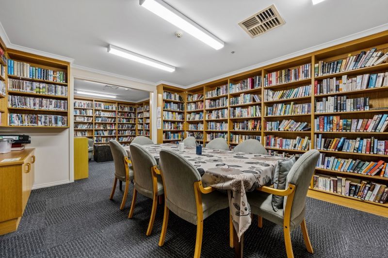 Lovely unit located in a quiet Court.