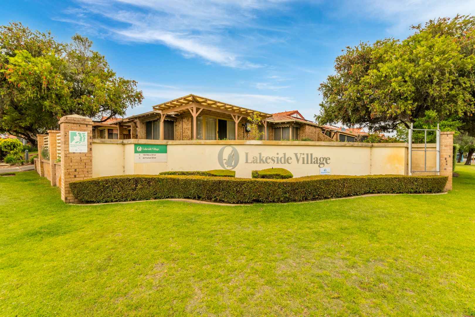 Move-in ready villa with Bibra Lake and bowling green views