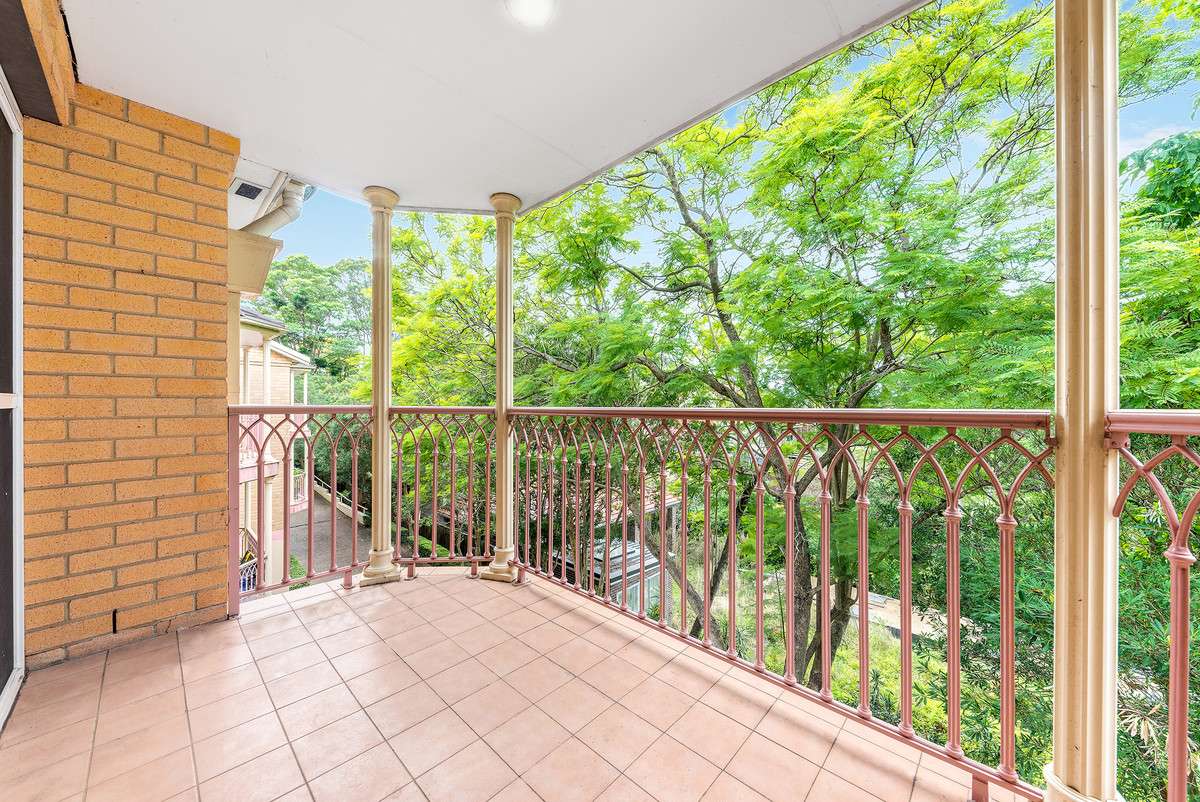 EAST FACING  SOUGHT  AFTER LAYOUT WITH A LEAFY ELEVATED OUTLOOK ENJOYING THE MORNING SUN