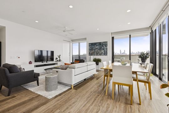 Luxury Open Plan Living with Sweeping City Views