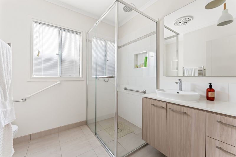 Lifestyle Bittern - Close to the Aqua Club