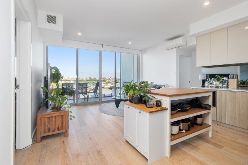 Stunning Views and Urban Lifestyle!!