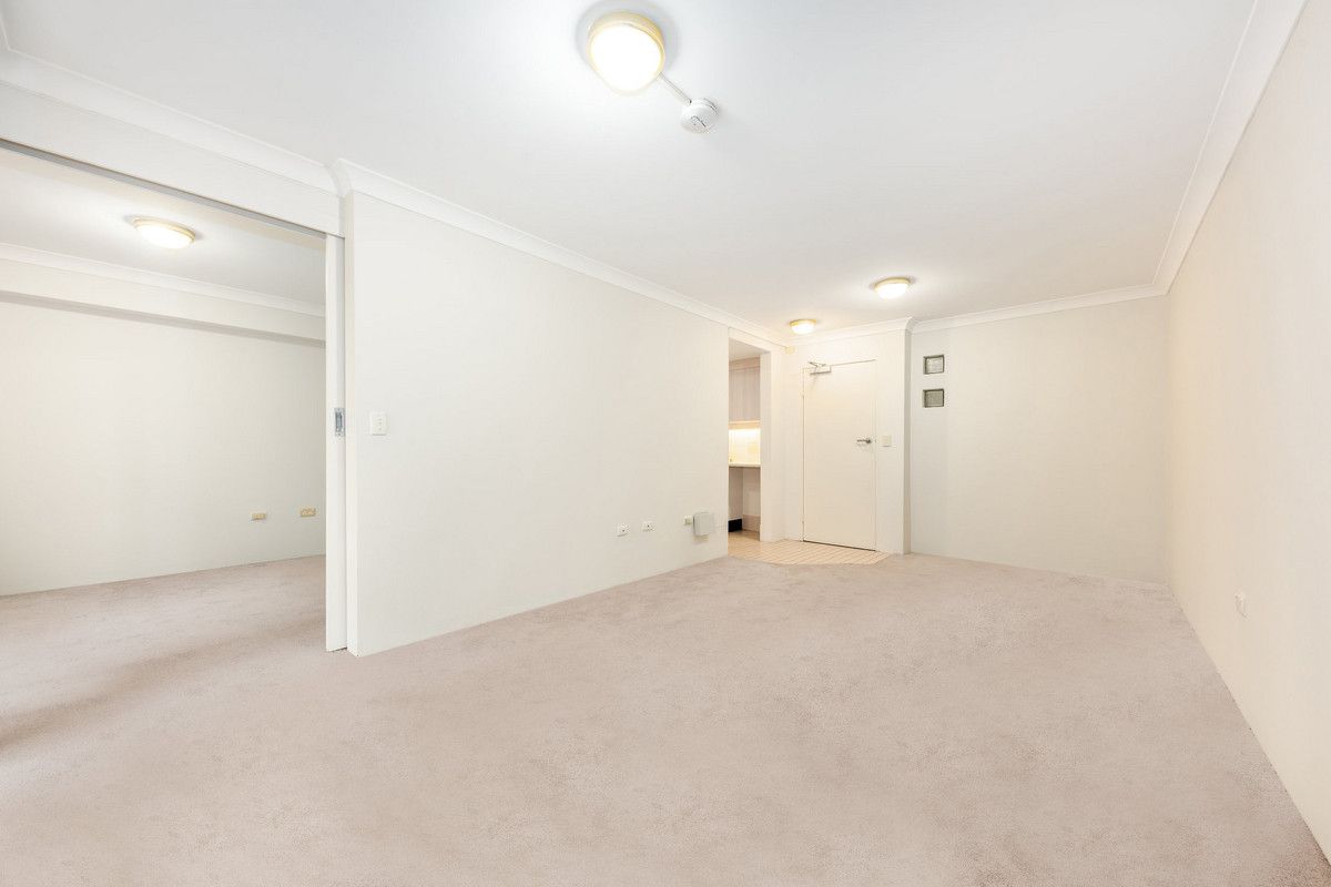 WONDERFUL NORTH FACING GROUND FLOOR—RARE FIND