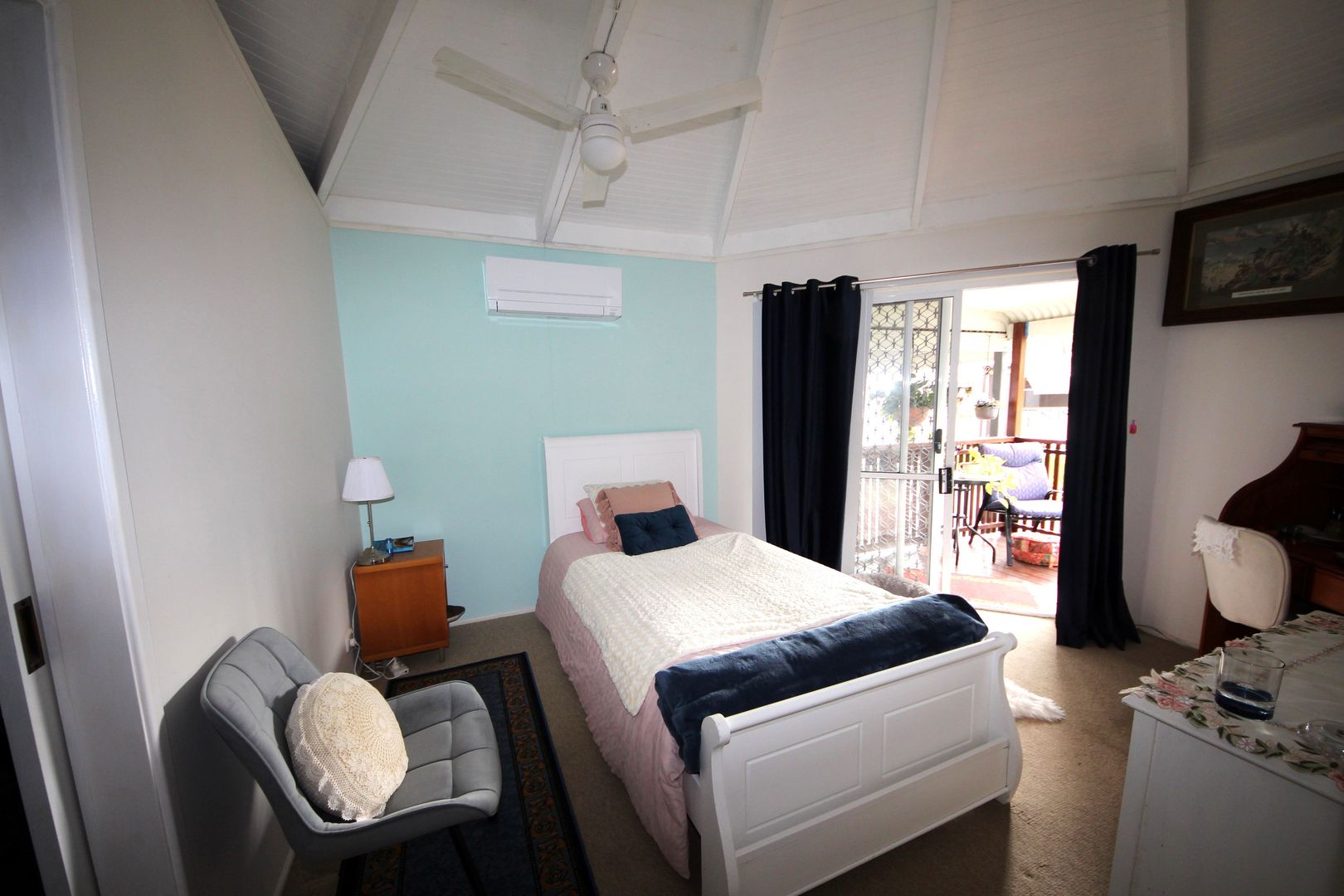 Large 2 Bedroom Overlooking the pool