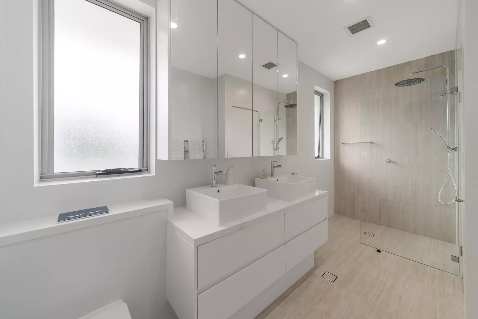 3 Bedroom Penthouse overlooking Woniora Avenue