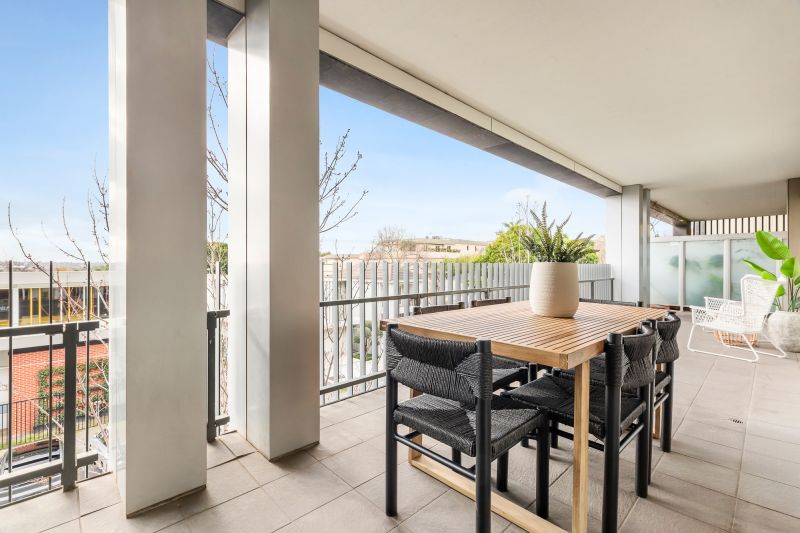 North-facing 2-bedroom apartment with views!