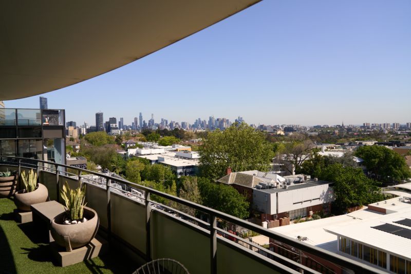 North-facing 2-bedroom apartment with views!