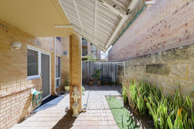 Refreshed Villa with Sunlit Patio and Open-Plan Living