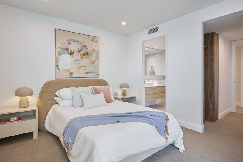 The Thornbill - large light-filled apartment with private balcony