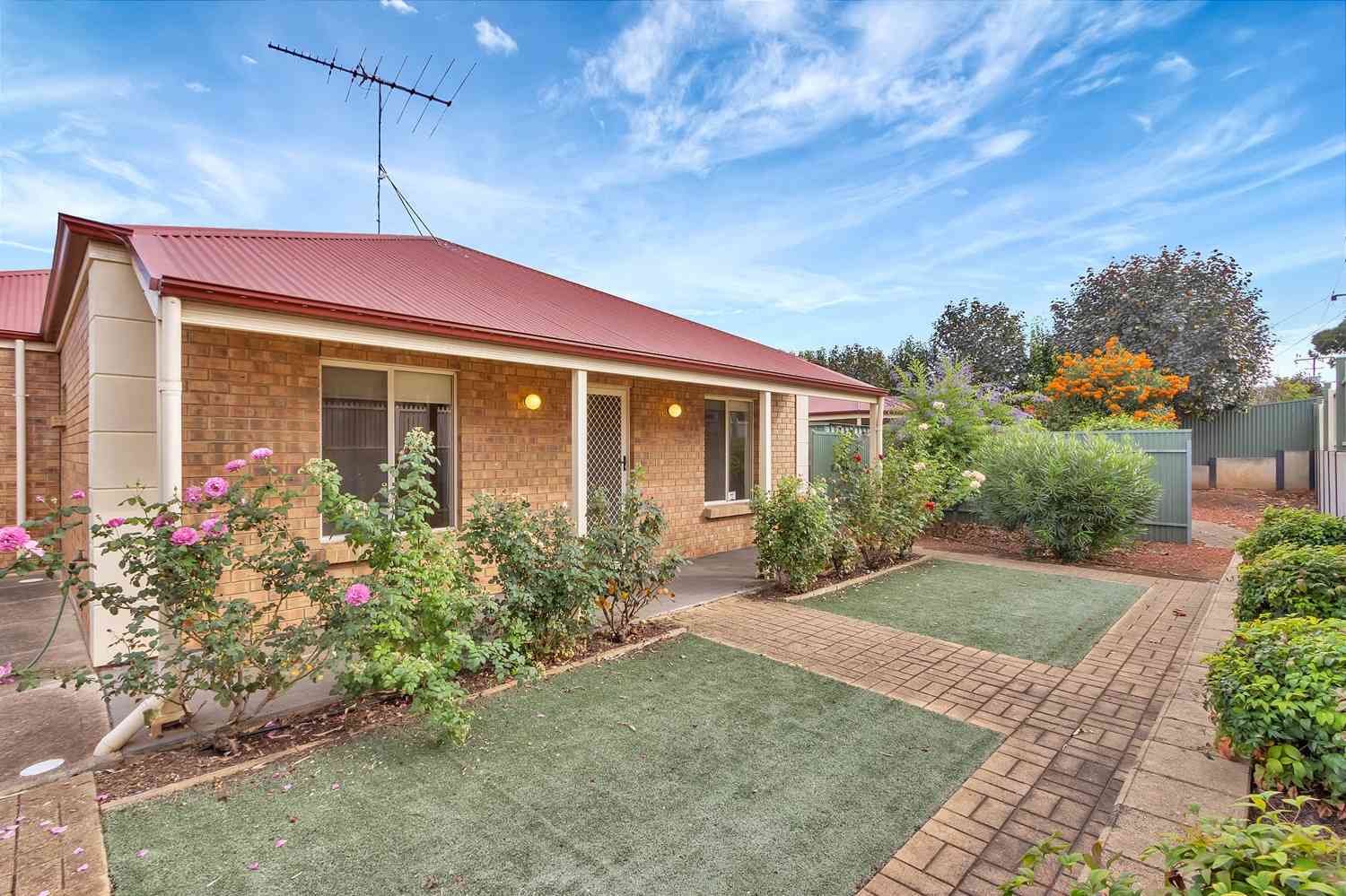 Spacious 3 Bedroom Home - Walk to Main Street