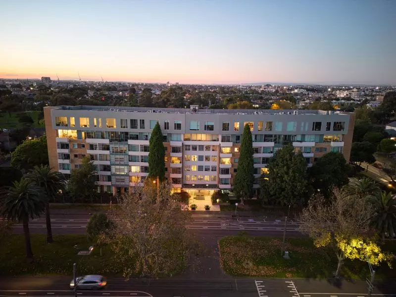 Airy top-floor apartment with stunning north-east views