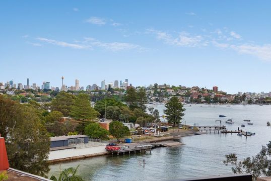 STUDIO APARTMENT - $1M views for a third of the price
