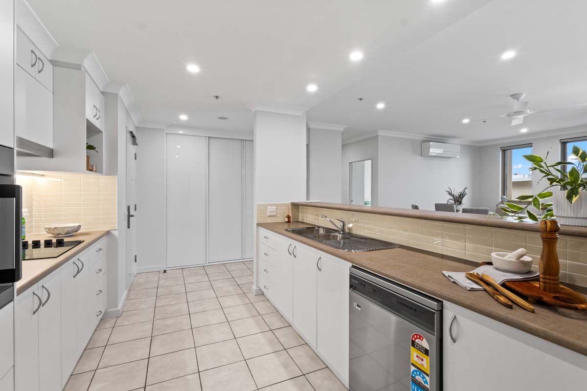 Spacious sunlit 2 Bedroom Unit With 2 Balconies