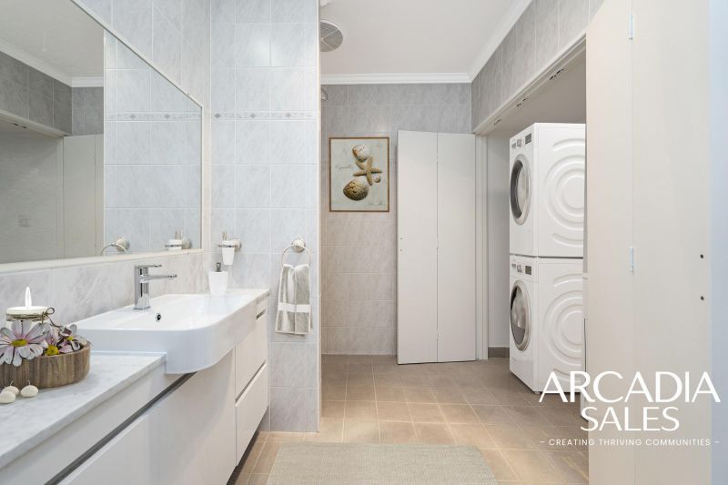 NORTH FACING NEW REFURBISHED TOP FLOOR APT