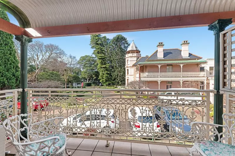 PRIME LOCATION Larger one bedder with added extras