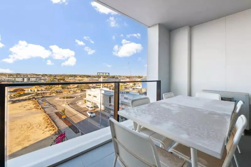 Great Location, Modern & Professional Lifestyle!