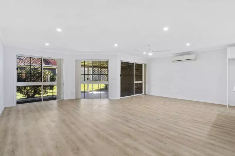 Beautiful two-bedroom, 1 bathroom villa with sunroom.