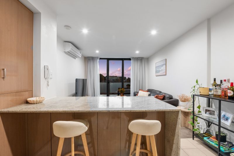 Top Floor Apartment With Spectacular Views!