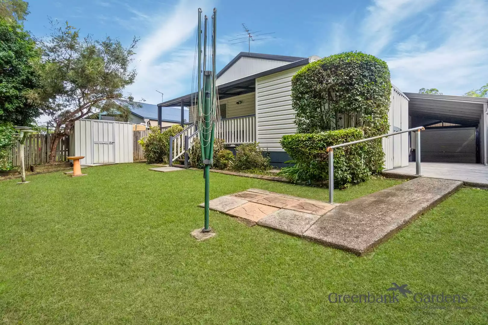 Beautiful 3 Bedroom Home with Bush-land Views - GREENBANK GARDENS