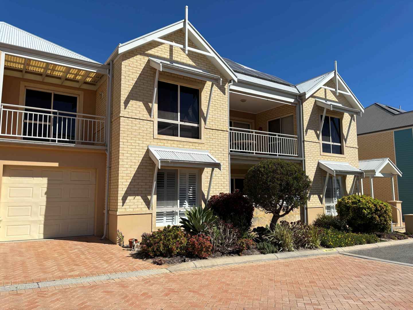 Spacious apartment opposite the clubhouse - move‑in ready!