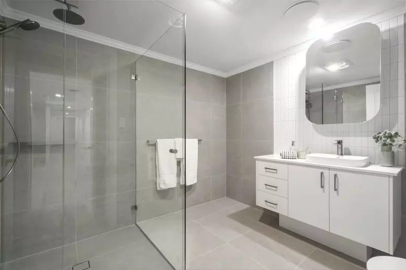 Fully refurbished ground floor stunning apartment. Ready to move into!