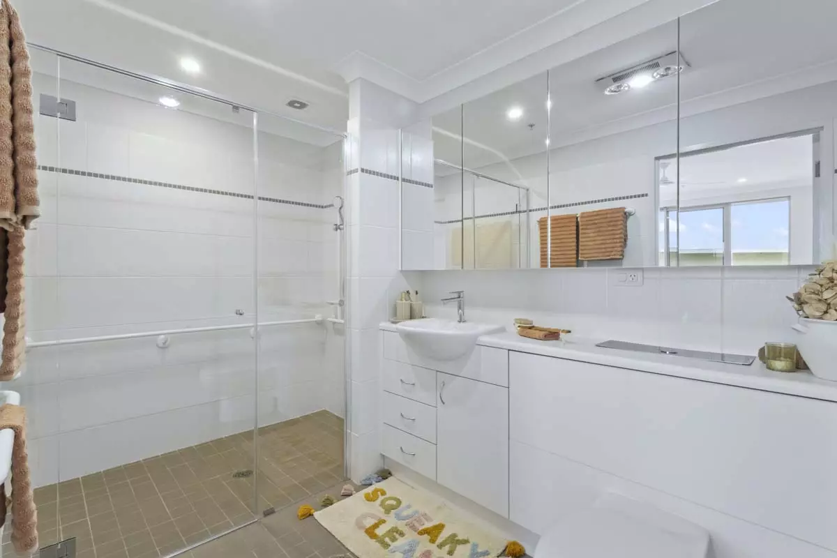 Spacious sunlit 2 Bedroom Unit With 2 Balconies