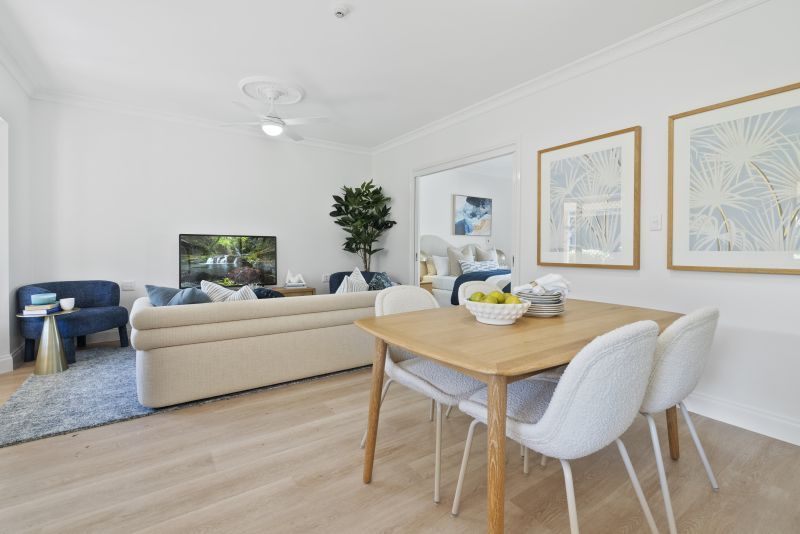 Open-plan one-bedroom apartment near the bay
