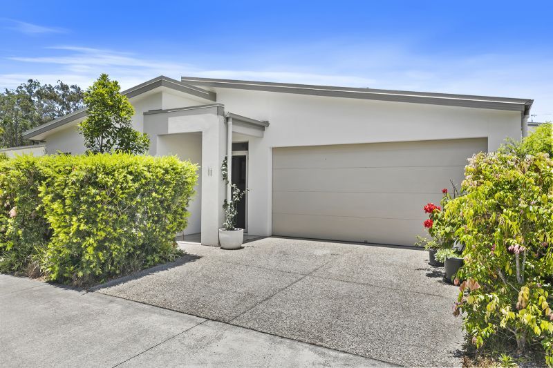 Tropical Oasis- Stunning 2 Bedroom Home + Study