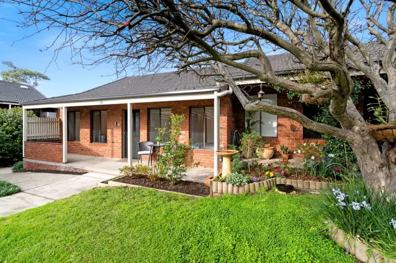 DEPOSIT TAKEN - Light & bright, ground level unit