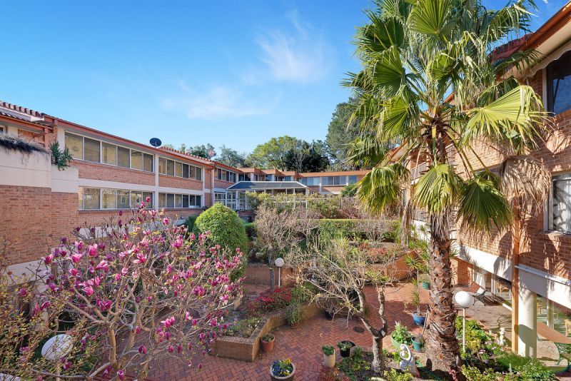 Rare 2 bedder with parking in the wonderful Lindfield Manor