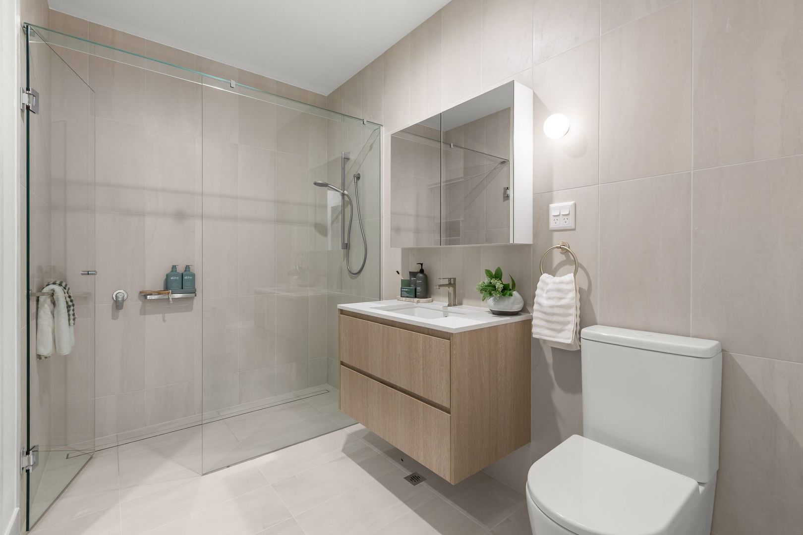 First-floor 2-bedroom corner apartment