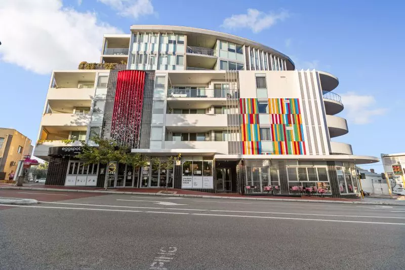 Stunning Views and Urban Lifestyle!!