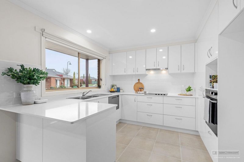 ** UNDER OFFER **   Fully renovated and ready to move in!