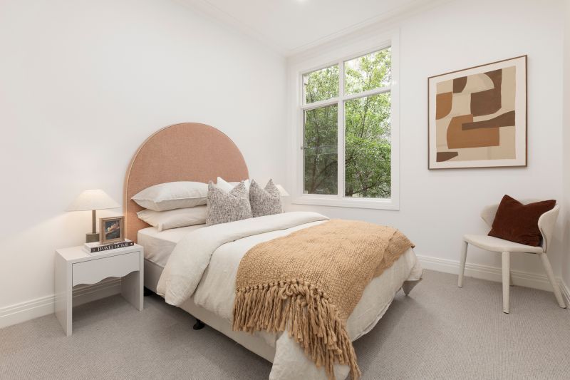 Spacious two-bedroom apartment facing the park