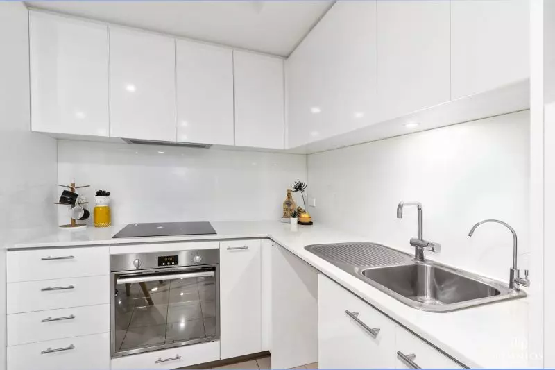 Resort Lifestyle On The City Fringe!