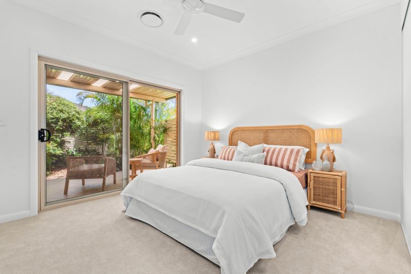 Spacious villa with double lock up garage