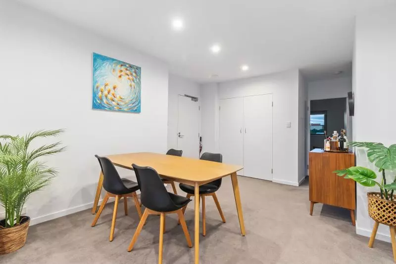 Top Floor Apartment With Views!