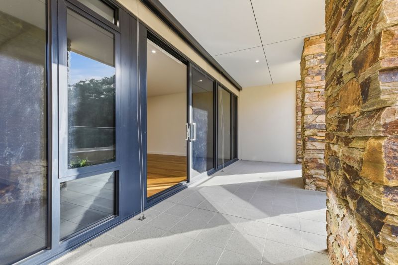Spacious one-bedroom apartment with stunning garden views overlooking the Yarra River Parklands