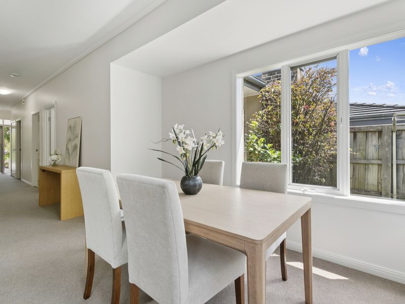 Refreshed Villa, Private garden and Open-plan Living