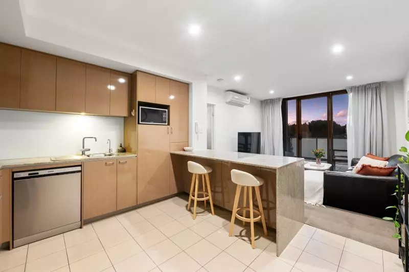 Top Floor Apartment With Spectacular Views!