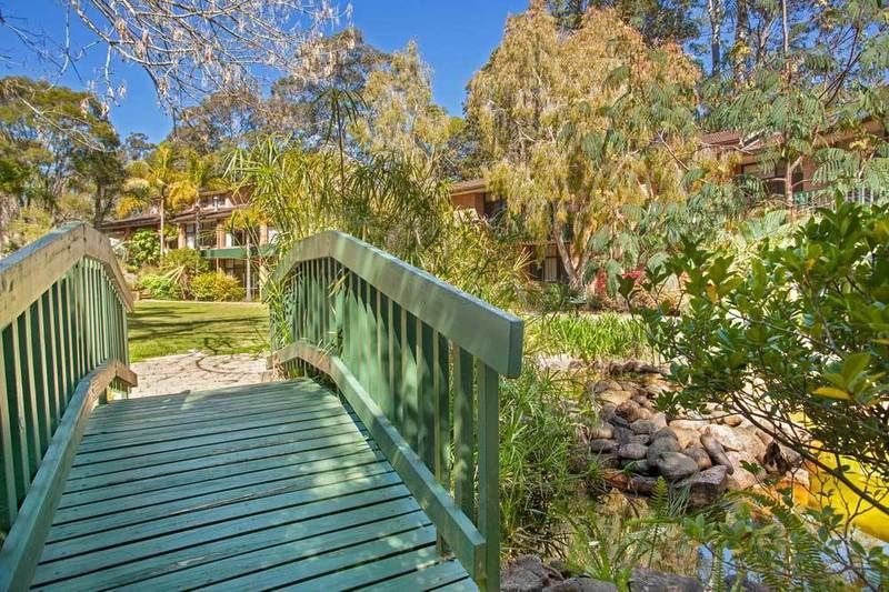 Sunny North facing studio apartment leads onto a beautiful flowering garden.