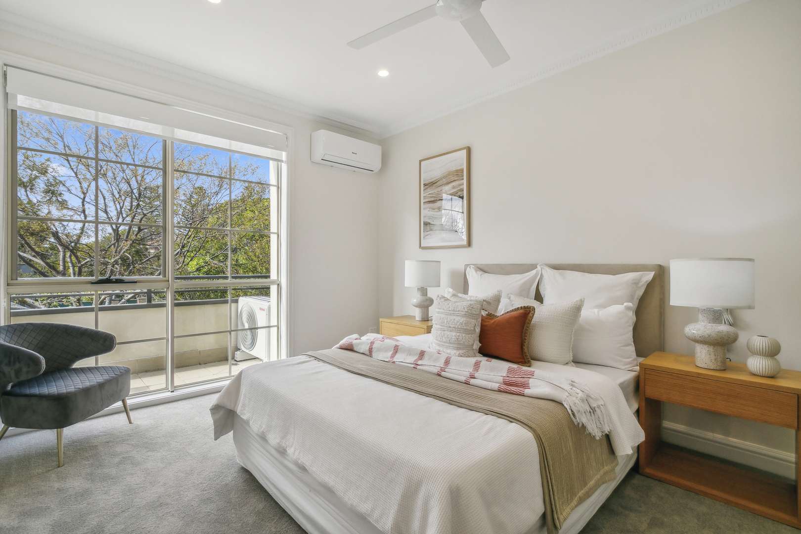 Double balcony apartment overlooking the garden