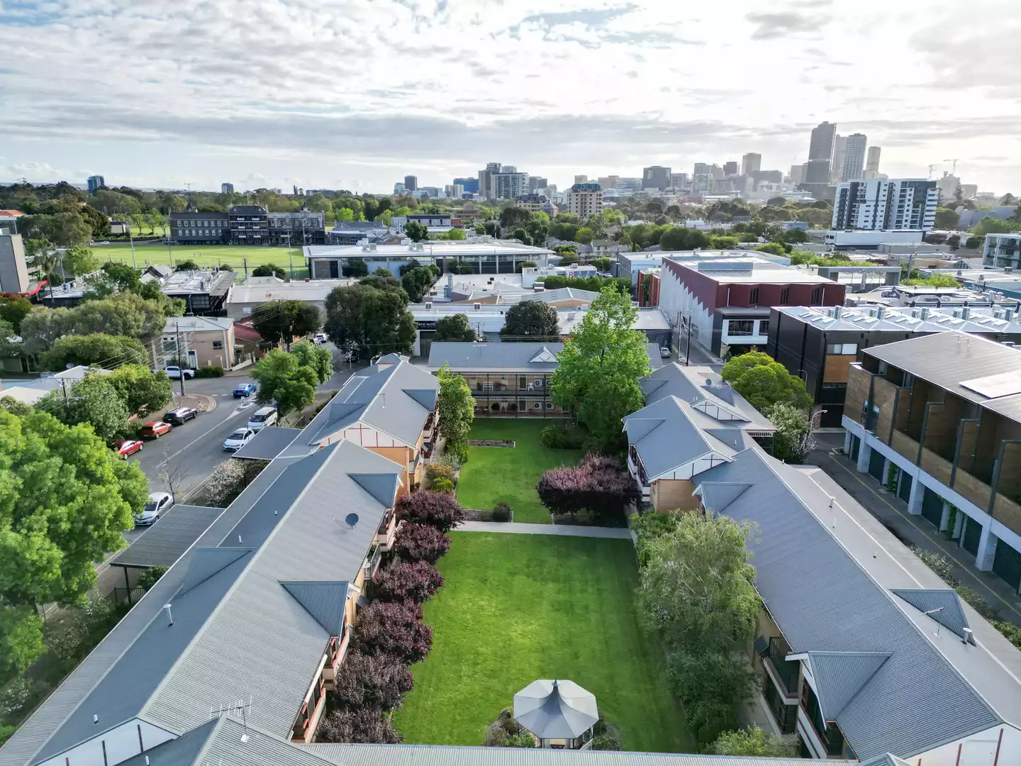 Eldercare College Green: freshly renovated one-bedroom downstairs unit close to the city
