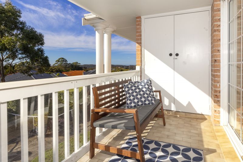 Beautifully presented, light-filled one-bedroom unit with district views.